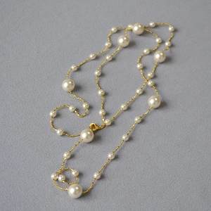 Collier long élégant en perles avec chaîne dorée à porter en double rangée