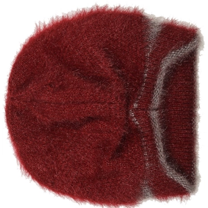 Gros plan sur un bonnet en tricot rouge à poils longs avec texture aspect mohair