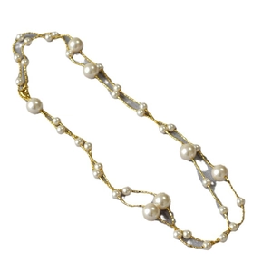 Élégant collier long avec perles blanches et chaîne dorée pour un style superposé