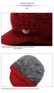 Dettaglio di cappello in maglia rossa con decoro metallico e calda fodera in pile