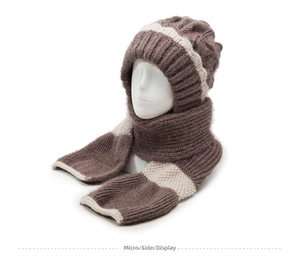 Details von grob gestricktem Set aus Wintermütze und Schal in Braun und Beige