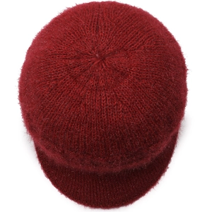 Dettaglio ravvicinato di un cappello invernale in maglia rosso scuro con tesa morbida