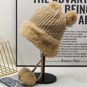 Berretto in maglia kaki spesso con paraorecchie, pompon di peluche e fodera calda