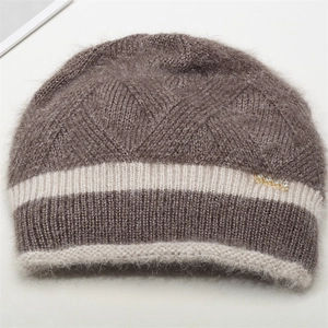 Bonnet d'hiver pour femme en maille rayée marron et beige avec détails en strass