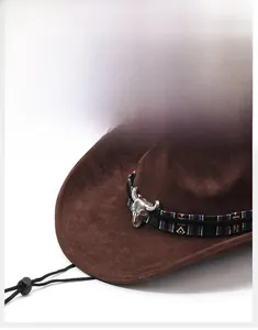 Dettaglio cappello da cowboy con fascia etnica e ornamento a forma di teschio di toro