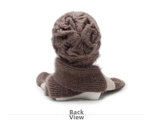 Nahaufnahme des braunen Strickmützen-Sets mit dickem Zopfmuster und Plüsch-Textur