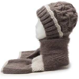Detail der Zopfstrick-Textur am Damen Winter-Kapuzenschal in Braun und Beige