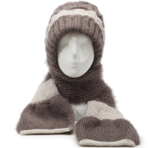 Detail eines gestreiften braun-beigen Strickkapuzenschals mit weichen Rippbündchen