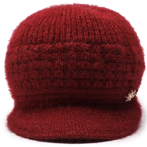 Cappello invernale in maglia rosso scuro con visiera e decorazione a ape dorata