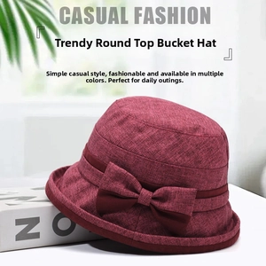 Dettaglio di un cappello da sole bordeaux in lino con fiocco e tesa testurizzata