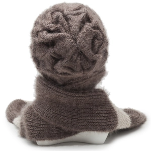 Detailansicht der braunen Thermo-Strickmütze mit flauschiger Textur und radialem Muster