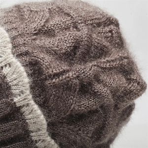 Detailaufnahme der dicken Strickmütze mit Rautenmuster und flauschiger Mohair-Textur