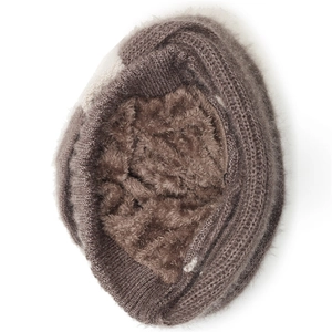 Detail des dicken Plüschfutters in brauner Strickmütze für Winterwärme und Windschutz
