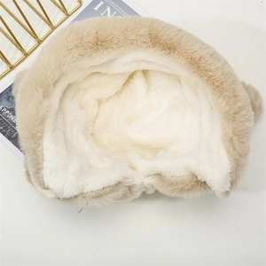 Dettaglio della spessa fodera in ecopelliccia di un cappello in maglia beige invernale