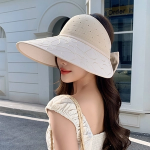 Damen Strick Sonnenhut in Creme mit breiter Krempe und Schleife für den Sommer