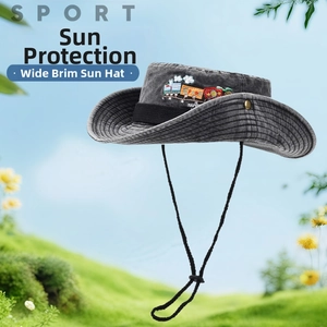 Détail du chapeau de soleil en denim gris foncé avec broderie de train et cordon réglable