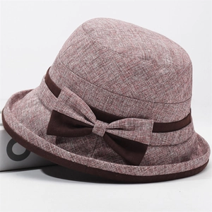 Dettaglio macro di cappello parasole rosso con nastro grosgrain marrone e fiocco