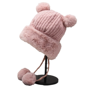 Cappello invernale in maglia rosa con doppi pompon in ecopelliccia e bordo soffice