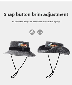 Détail d'un chapeau bob en toile grise avec broderie et bords à boutons-pression