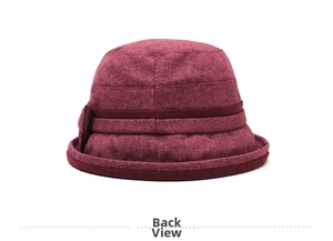 Vista posteriore del cappello da sole rosso vino con tessuto strutturato e fiocco