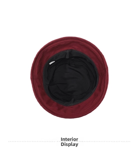 Vista interna del cappello bordeaux con fodera nera e cuciture di alta qualità interna