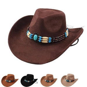 Détail d'un chapeau de cow-boy avec bande de perles turquoise et aspect suédine