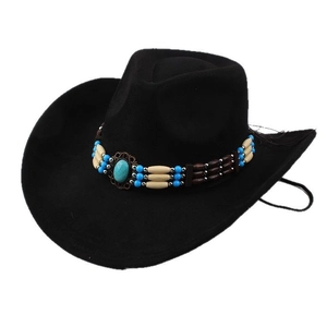 Détail d'un chapeau de cowboy avec bandeau perlé ethnique et grand ornement de turquoise