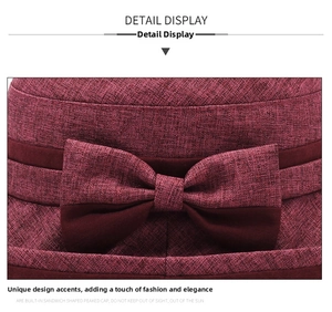 Dettaglio della trama del tessuto e del fiocco su un cappello a secchiello bordeaux