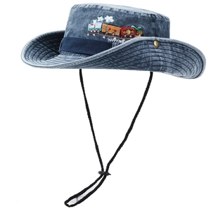 Chapeau de soleil enfant en denim bleu avec broderie de train et cordon réglable
