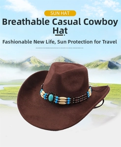Détail d'un chapeau de cowboy avec bandeau perlé ethnique et ornement en pierre turquoise