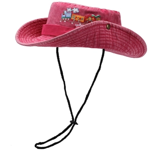 Détail d'un chapeau de soleil en toile rose avec broderie de train et mentonnière réglable