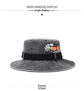 Détail d'un chapeau de soleil en denim gris avec broderie de train et texture à large bord