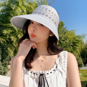 Détail d'un chapeau de soleil en tricot respirant à large bord avec boucle métallique