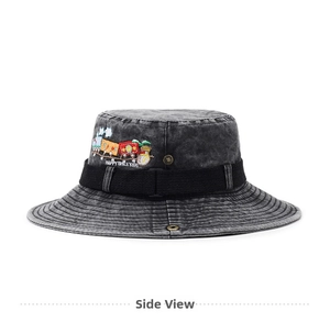 Détail d'un chapeau de soleil en denim lavé gris avec broderie train et bonhomme de neige