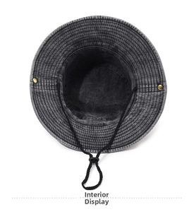 Vue détaillée de l'intérieur du chapeau de soleil avec cordon et boutons-pression