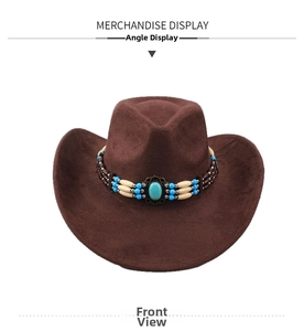 Détail du chapeau de cowboy en daim marron avec bande perlée et turquoise