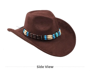 Détail d'un chapeau de cowboy en faux daim avec bande de perles et turquoise rétro