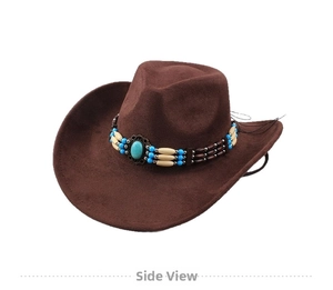 Détail d'un chapeau de cowboy avec bandeau perlé ethnique et accents de turquoise