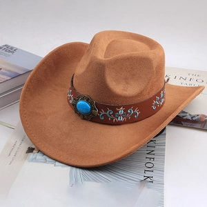 Dettaglio cappello da cowboy in pelle scamosciata marrone con turchese e ricami etnici