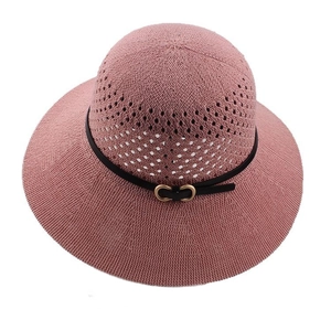 Detail eines rosafarbenen Sonnenhutes mit feiner Strickstruktur und schickem Lederband