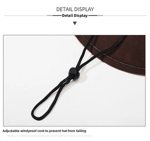Détail de la jugulaire tressée noire réglable avec boucle de serrage sur le chapeau feutre