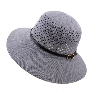 Grauer atmungsaktiver Stricksonnenhut mit elegantem Lederband und goldener Metallschnalle