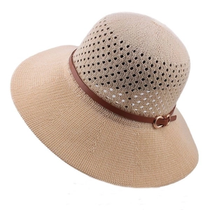 Eleganter beige atmungsaktiver Strohhut mit braunem Lederband für Damen im Sommer