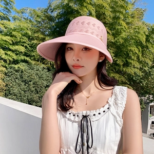 Chapeau de soleil rose à large bord avec maille respirante et logo métallique doré