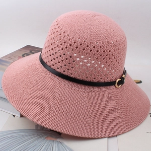 Detailansicht eines rosa Häkel-Sonnenhuts mit schwarzem Lederband und Metallschnalle