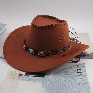 Détail d'un chapeau de cowboy en daim marron avec pierre turquoise et bandeau en cuir