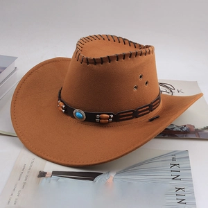 Détail d'un chapeau de cow-boy marron avec bande en cuir turquoise et bord surpiqué