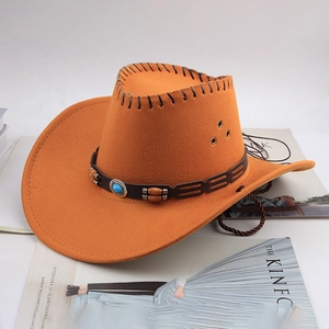 Gros plan sur un chapeau de cow-boy orange avec perles turquoise et mentonnière