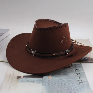 Détail du chapeau de cowboy en daim marron foncé avec ornement tête de taureau en métal