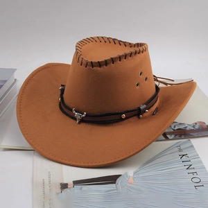 Détail d'un chapeau de cow-boy marron avec emblème tête de taureau argentée et surpiqûres
